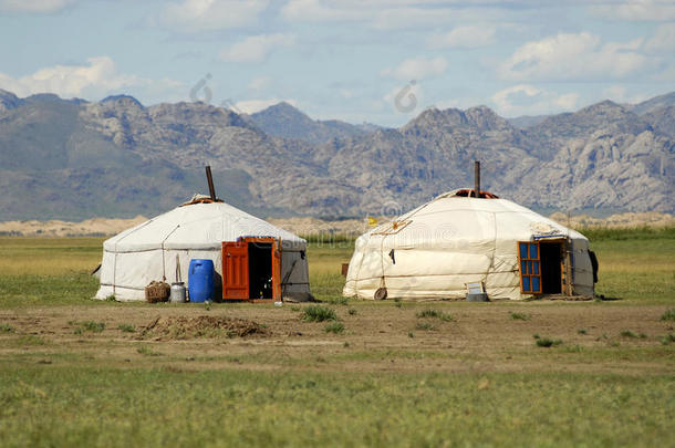 蒙古草原上的两个蒙古包