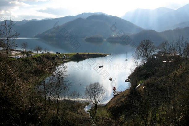 湖光山色，小村落，风景秀丽