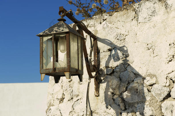 希腊圣托里尼皮尔戈斯的路灯，节能灯泡。