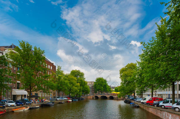 阿姆斯特丹运河、桥梁和船只的城市景观