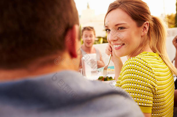 一对情侣和朋友一起享受户外夏日大餐