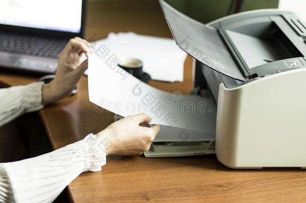 在激光打印机墨盒中插入纸张的过程