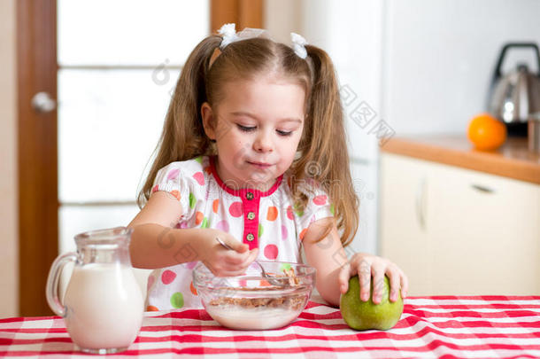 儿童在厨房吃健康食品