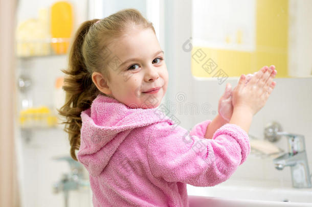 可爱的小女孩在浴室洗澡