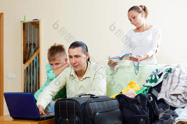 一家三口带着十几岁的孩子带着行李<strong>预定</strong>了f酒店