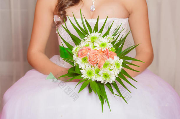 年轻新娘手中的一束鲜花