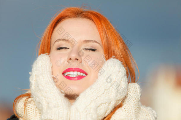 美女红发女户外保暖衣