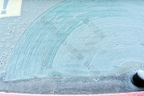 抽象背景。汽车玻璃上的雨<strong>刷痕</strong>迹