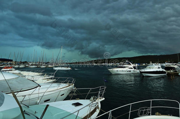 游艇横扫港口的风暴