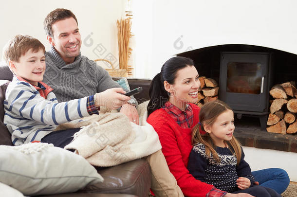 一家人一起在室内放松看电视