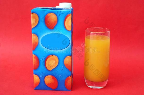 一杯冰芒果汁饮料。