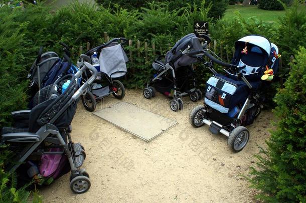 婴儿车，童车，儿童或者婴儿马车。停车场地区