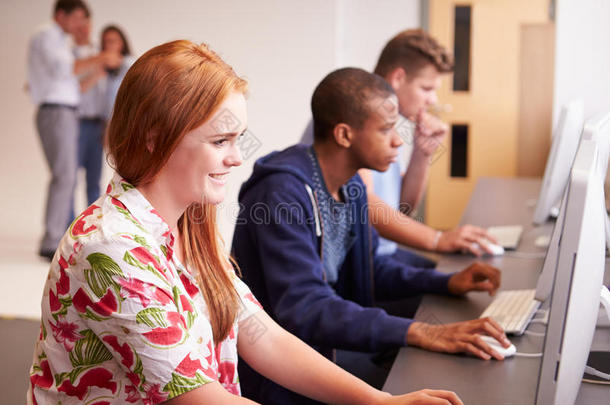大学生在媒体研究课程中使用电脑