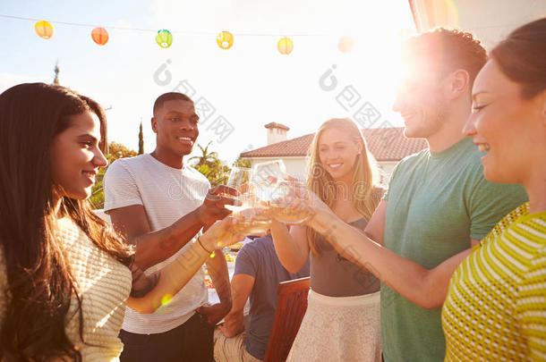 一群年轻人在享受户外夏日<strong>大餐</strong>