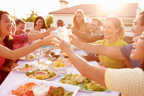 一群年轻人在享受户外夏日<strong>大餐</strong>