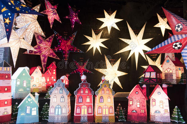 德国圣诞集市上灯火通明的星星和房屋