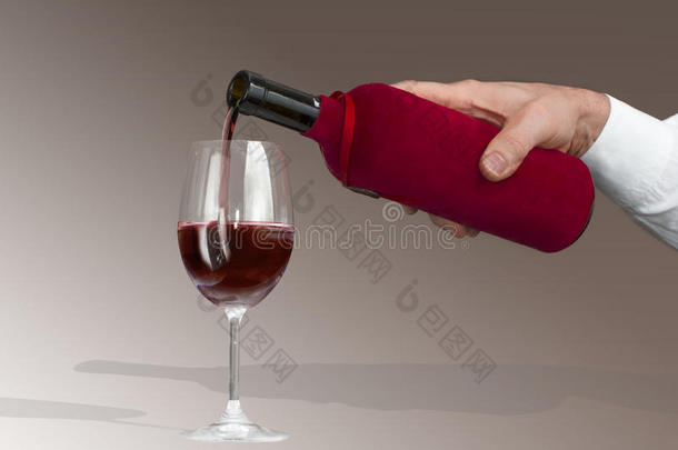 把酒从瓶子里倒进玻璃杯的人的手