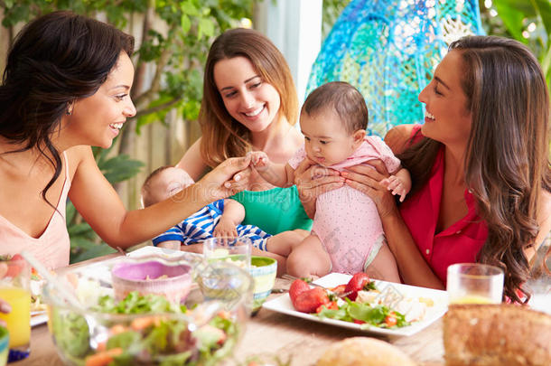 一群带着宝宝在家享受<strong>户外用餐</strong>的妈妈们