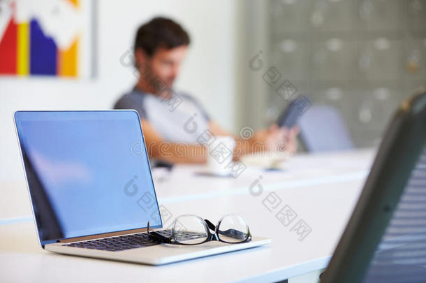 笔记本电脑和眼镜放在设计工作室的桌子上