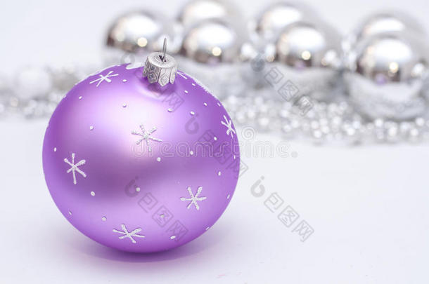 <strong>紫</strong>色和银色的圣诞装饰。