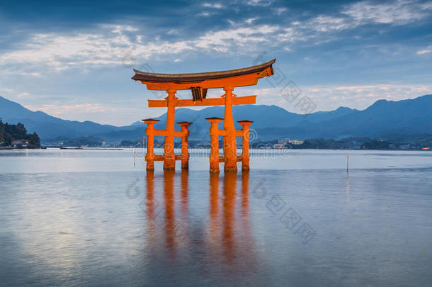 大浮门（o-torii）位于宫岛岛神道神社附近，日本