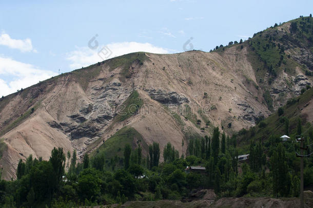 山里的村庄。景观。塔兹迪基斯坦