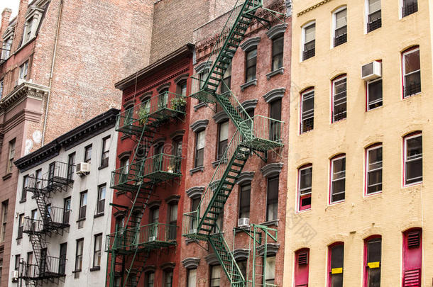 带<strong>消防通道</strong>的彩色老建筑，美国纽约