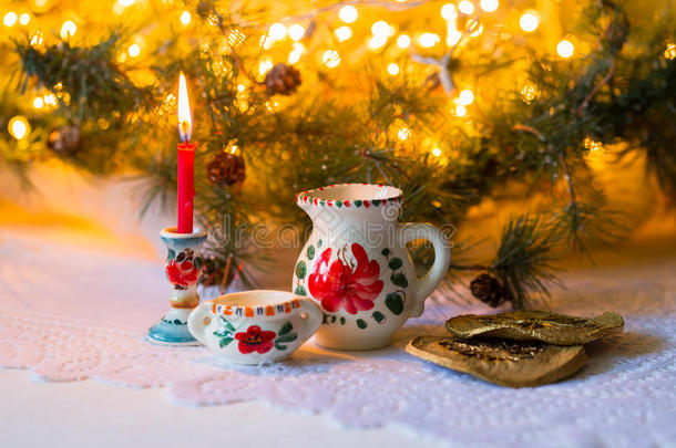 俄罗斯风格的圣诞静物，配以云杉、松果、红浆果、彩灯等民族菜肴