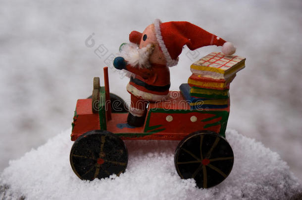 雪地里的木制圣诞老人