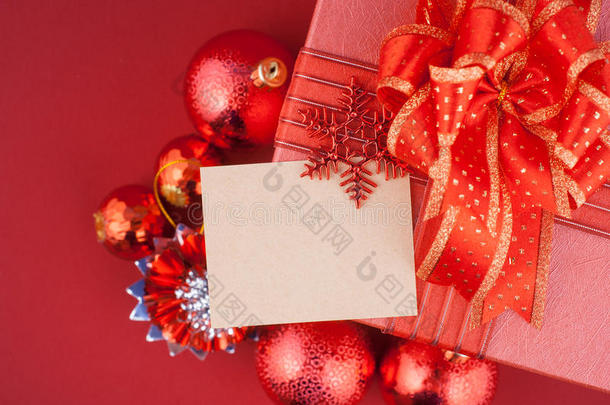 圣诞和新年快乐礼盒，红色背景上独立的<strong>装饰</strong>和<strong>彩球</strong>