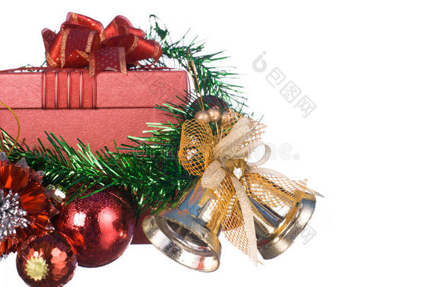 圣诞和新年快乐礼盒，白色背景上独立的<strong>装饰</strong>和<strong>彩球</strong>