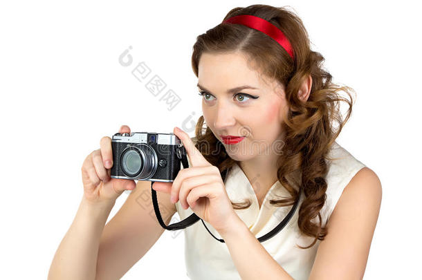 拍照女子手持复古相机的照片
