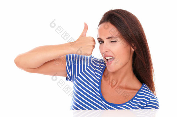 一位穿着蓝色t恤的女士竖起大拇指眨眼