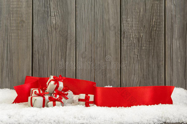 圣诞小礼物和红<strong>丝带</strong>