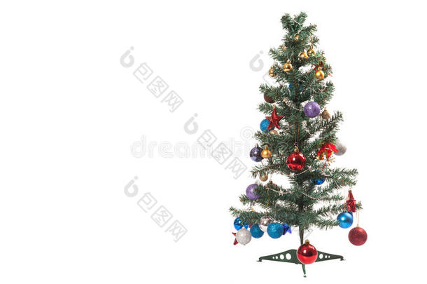 带装饰品、装饰品和装饰品的圣诞树