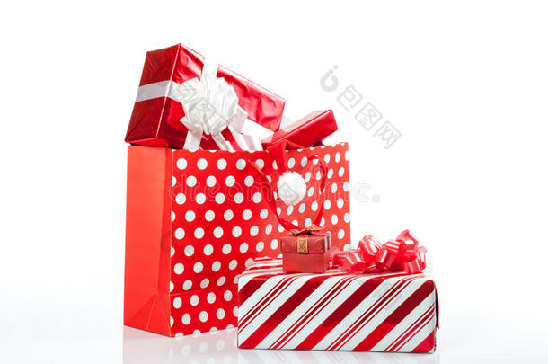 红色礼盒和购物袋中的圣诞帽