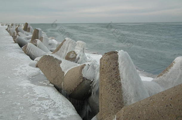 积雪覆盖的<strong>防</strong>波堤。波罗的海沿岸，拉<strong>脱</strong>维亚