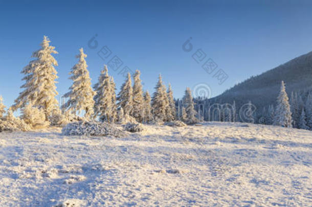 冬季山区寒冷早晨的全景图。