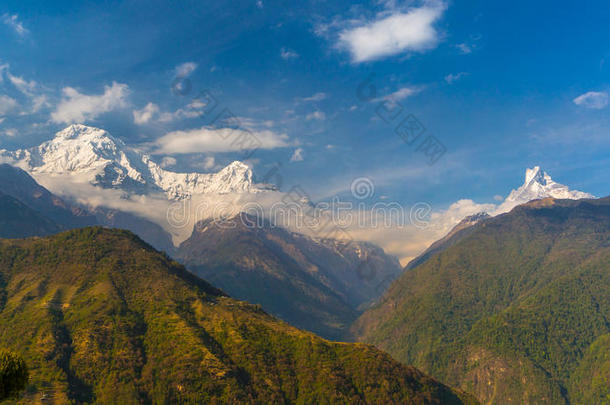 安纳普纳和马查普尔奇山全景