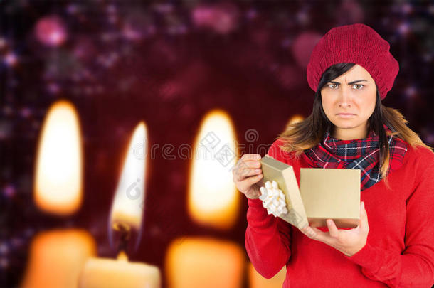 不开心的黑发女开场圣诞礼物合成图