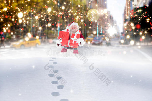 圣诞老人在雪地里携带礼物的合成图像