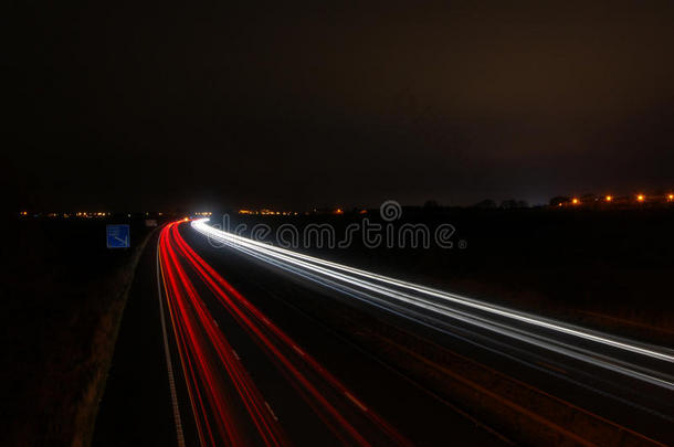 夜间高速<strong>行驶</strong>的汽车在高速公路上<strong>行驶</strong>。