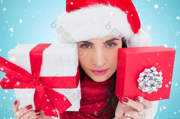 漂亮的黑发女人展示圣诞礼物的合成图片
