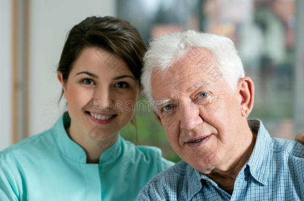 微笑的老人和年轻的护士