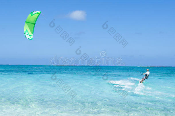 日本冲绳，清澈的蓝色热带泻<strong>湖水</strong>面上的风筝冲浪