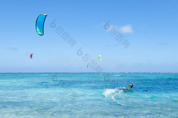 日本冲绳，清澈的蓝色热带泻湖水面上的风筝冲浪者