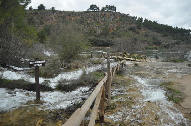 山涧，<strong>洪水</strong>。<strong>洪水</strong>淹没的路径。封闭的小径。瑞德拉国家公园。