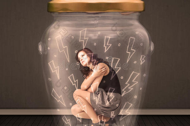 一个玻璃罐子里的女商人，上面画着闪电图案