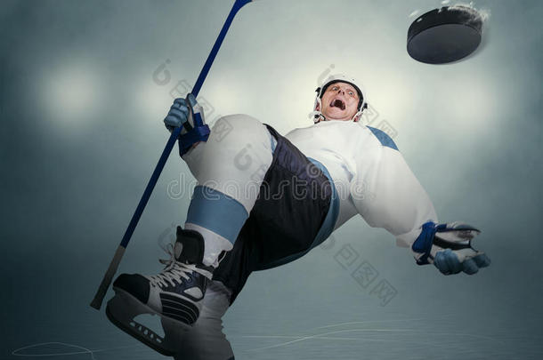 冰球比赛的喜剧瞬间：运动员躲过冰球