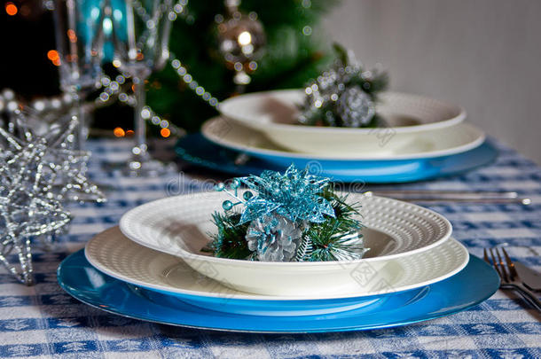 圣诞晚餐餐桌套装，蓝色和银色装饰